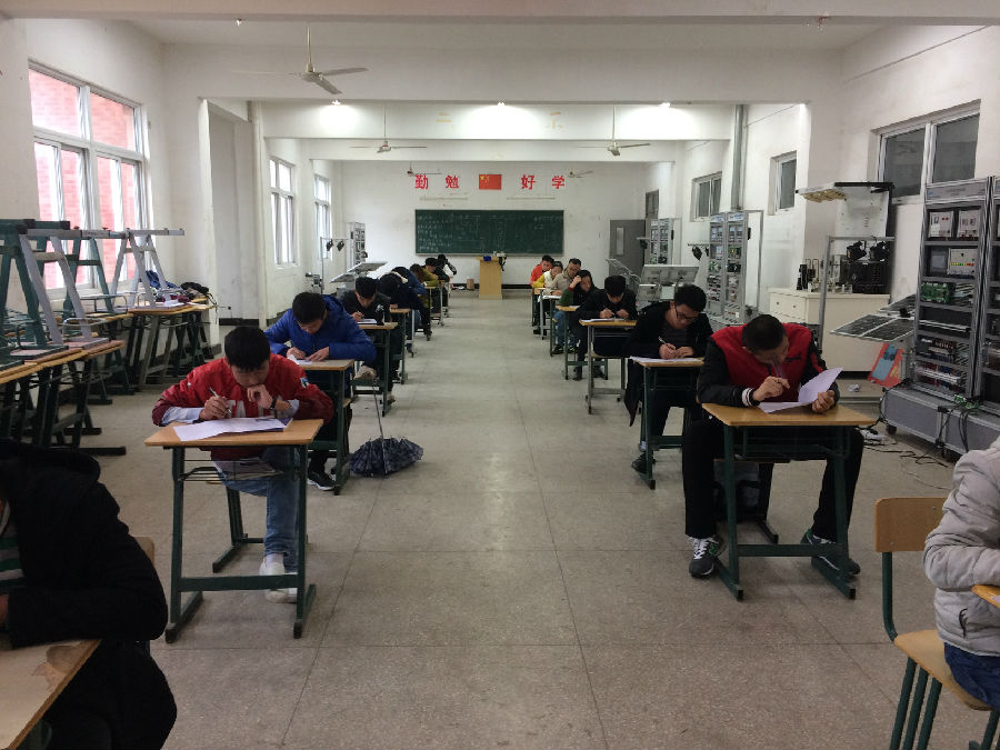 学生认真分析竞赛任务