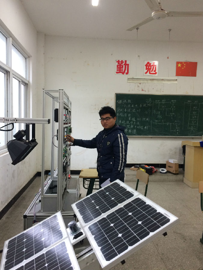 参赛选手操作竞赛设备